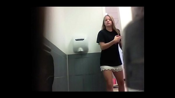 Фигуристая девочка мастурбирует в привате ради зрителей